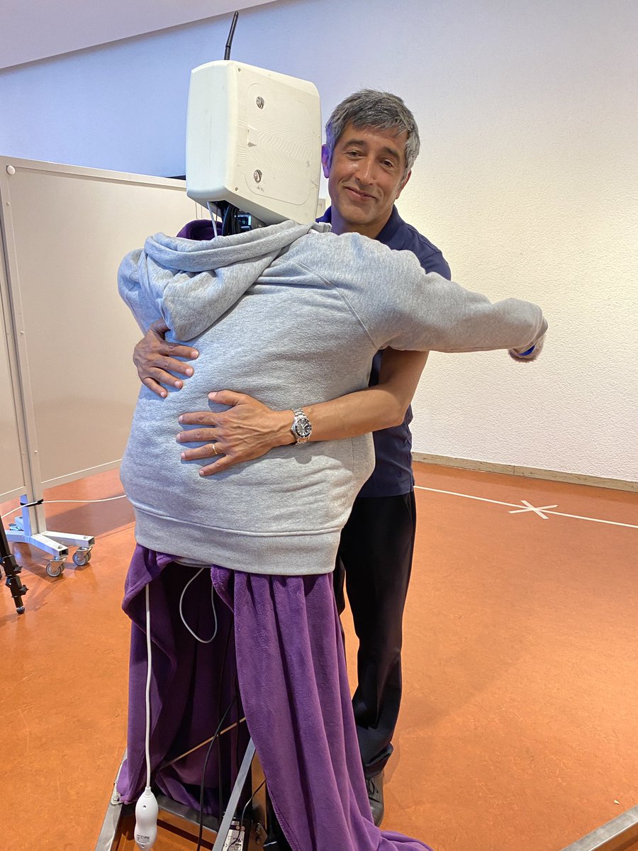 MPI_IS's tweet photo. Wie wär’s mit einer Umarmung? Unser #HuggieBot entzückt Ranga Yogeshwar beim Stuttgarter #Wifest22 und kommt zu dem Schluss: Schön war‘s! #Stuttgart #Wissenschaft #WeLoveScience #KI https://t.co/wHobVpoODK