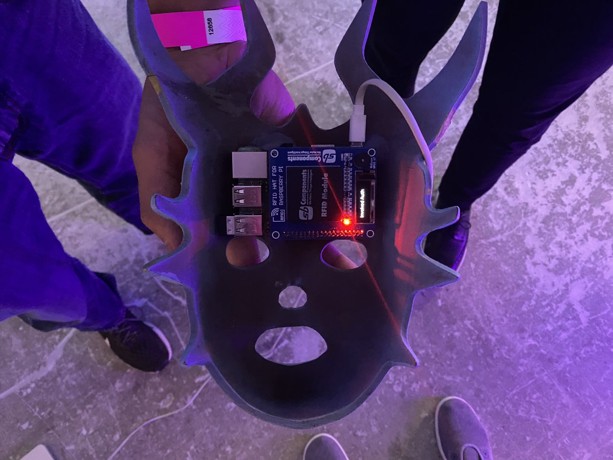 kloss_xyz's tweet image. SHEESH 😤😤😤 @BAYC2745 
PA holders are insane innovators.
Props @KyleGuin @ZachKirch