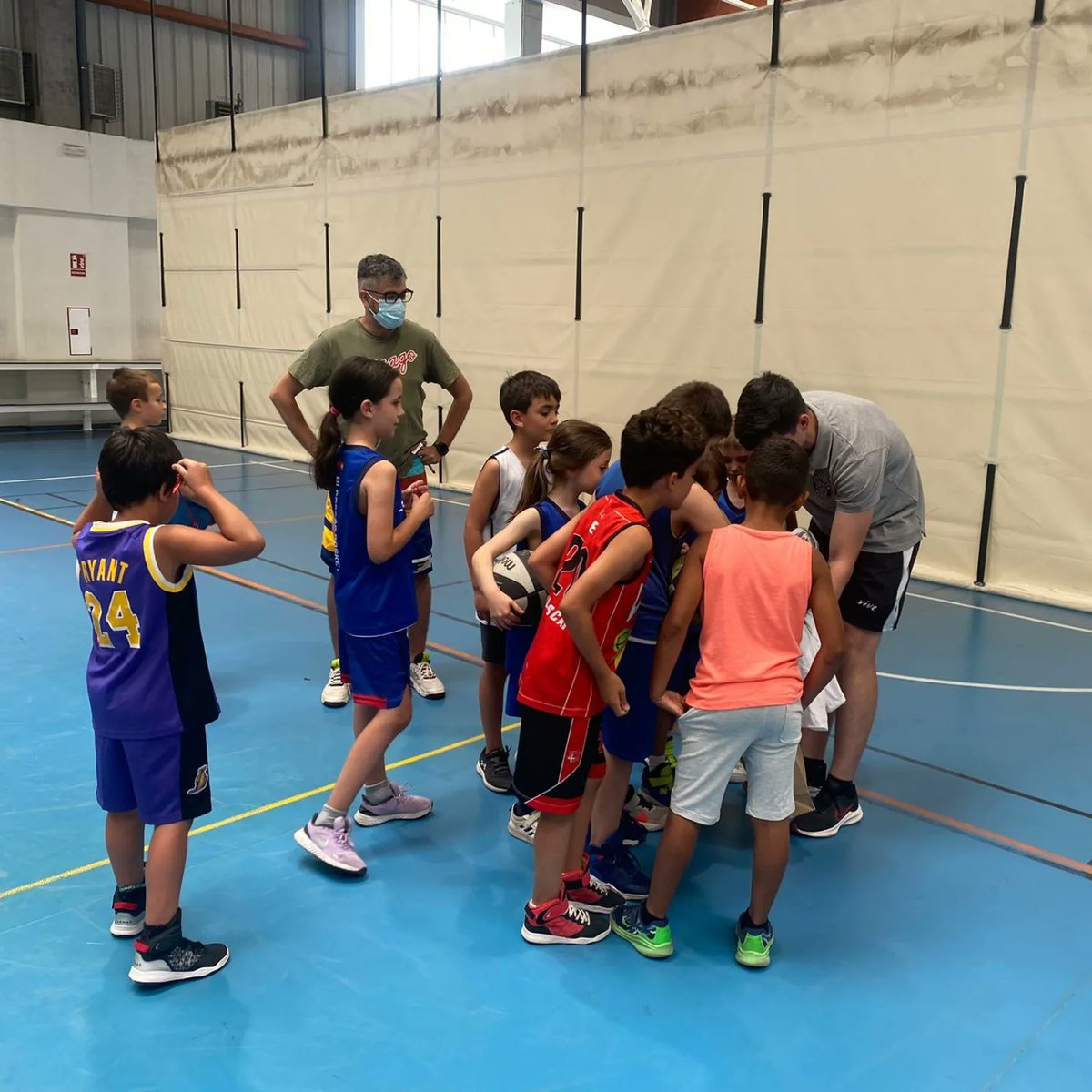 AlcorconBasket's tweet photo. Nuestros Babys dieron ayer por finalizada la temporada 21-22.

Una temporada increíble llena de aprendizaje y diversión de la mano de su entrenador @danipruden_99 al que le hicieron un regalito 😊🎁

Ahora toca descansar y coger fuerzas para la temporada que viene!! 🏀💙 https://t.co/ct5BHpH8Jc