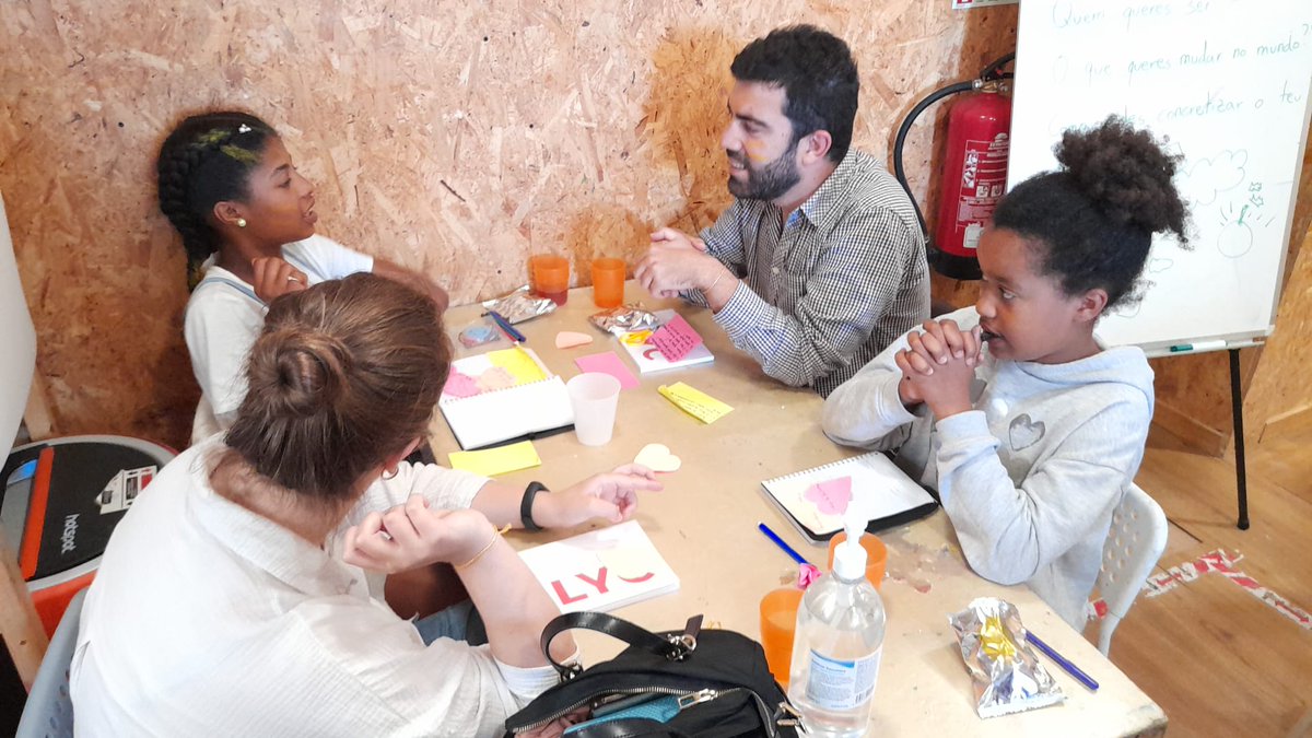 Fundacionjall's tweet photo. Una energía creativa única en cada sesión de #VocesFuturas con nuestros voluntarios de #LLYCLisboa, quienes por segundo año consecutivo están formando a jóvenes de #CovadoMar en técnicas de soft skills y comunicación para que levanten su voz y transformen su entorno✨ https://t.co/czEu8ehpFM
