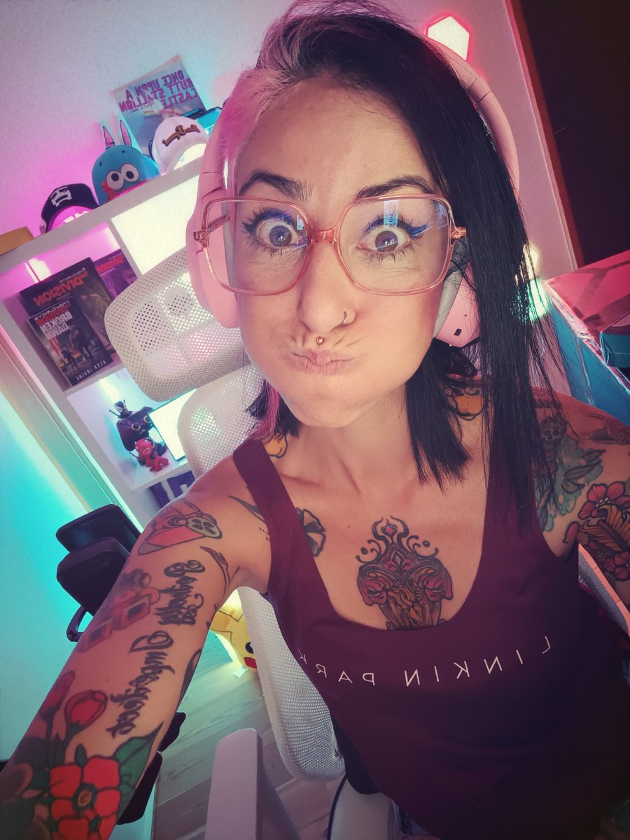 Ali3nSun's tweet photo. You guys went INSANNEEEE today! All gun blazing with your generosity and love , SunSquad 🥹♥️😭♥️ ✨THANK YOU ✨

Much appreciate @ASSASSINA_SAN ⭐ @Krael1c ⭐ @llTeKniCalll for the wholesome raids 🔥
We send the love to the awesome  @KayleeFenix 

💛Sunny banana your faces!💛 https://t.co/l22S6UqP7S