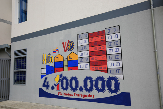 Trabajando de la mano para mejorar la calidad de vida, la GMVV a sus #11AñosPorElVivirViviendo entregando la vivienda 4.100.000 <a href="/NicolasMaduro/">Nicolás Maduro</a> <a href="/Minhvi_Oficial/">Hábitat y Vivienda</a> <a href="/IMVillarroel1/">Moisés V</a> #GMVVIndetenibleYVictoriosa
