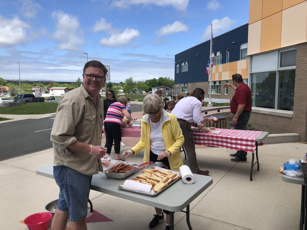 eastpointelem's tweet photo. What a great way to end an awesome school year! Thank you @bernardjdavis and the wonderful volunteers for a BBQ lunch to celebrate! Everyone loved it! #LargeDay #SummerBreak 🌭🍦 https://t.co/qalh4t7iLz