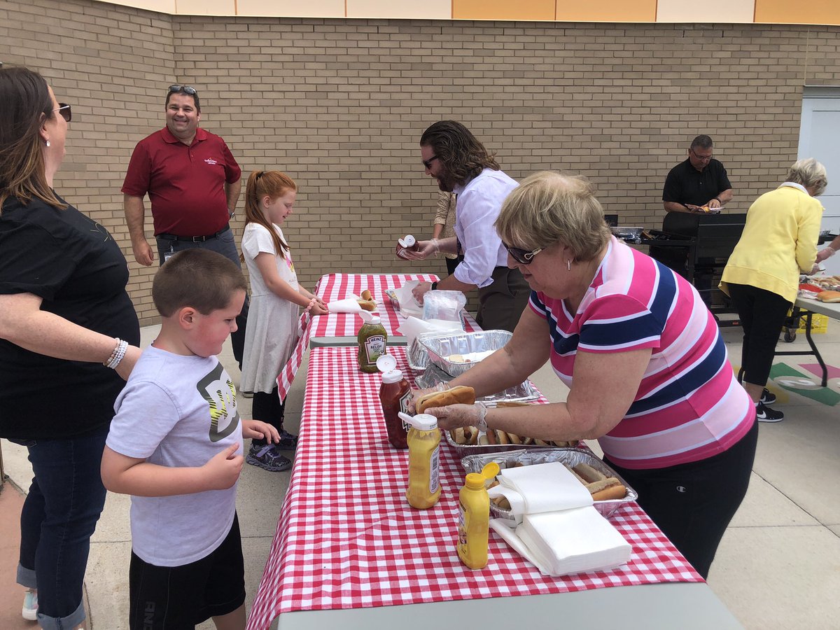 eastpointelem's tweet photo. What a great way to end an awesome school year! Thank you @bernardjdavis and the wonderful volunteers for a BBQ lunch to celebrate! Everyone loved it! #LargeDay #SummerBreak 🌭🍦 https://t.co/qalh4t7iLz