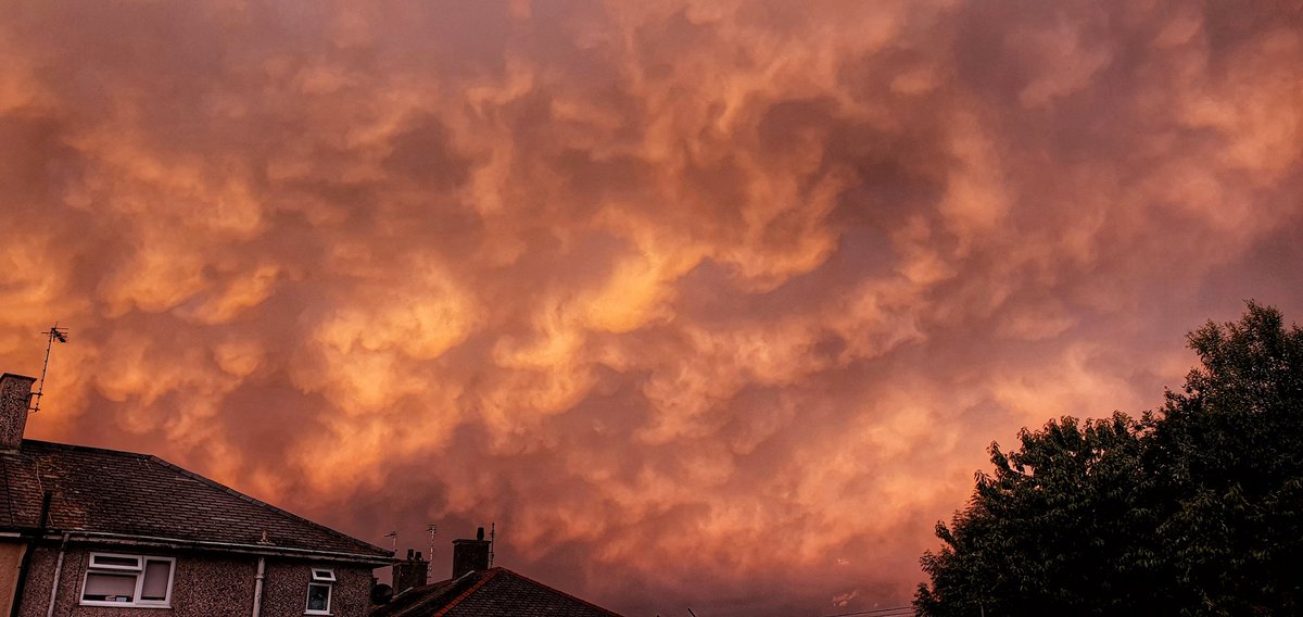 Mammatus clouds #Anglesey #wales #ynymon #northwales @S4Ctywydd  @behnazakhgar @WeatherAisling @DerekTheWeather @ChrisPage90 @AngleseyScMedia @ITVCharlieP @kelseyredmore  @Ruth_ITV @StormHour @liamdutton @Schafernaker