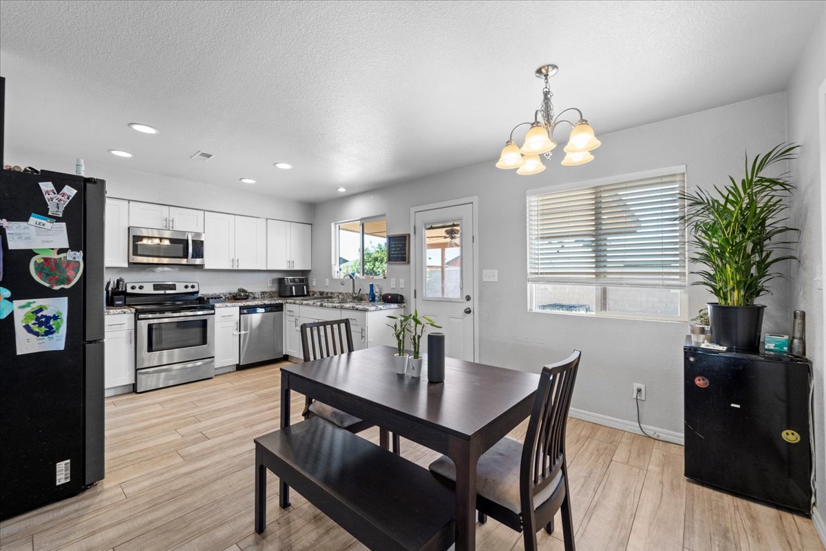 druoster's tweet photo. JUST HIT THE MARKET...  2931 E EDGEWOOD AVE, MESA
NO HOA- Beautifully updated home, close to everything.   Home has newer windows &amp; the kitchen features stainless steel appliances, gorgeous granite counters and newer white cabinets with ample storage. 

https://t.co/agBZbmDaQx https://t.co/MBKo3kV1GQ