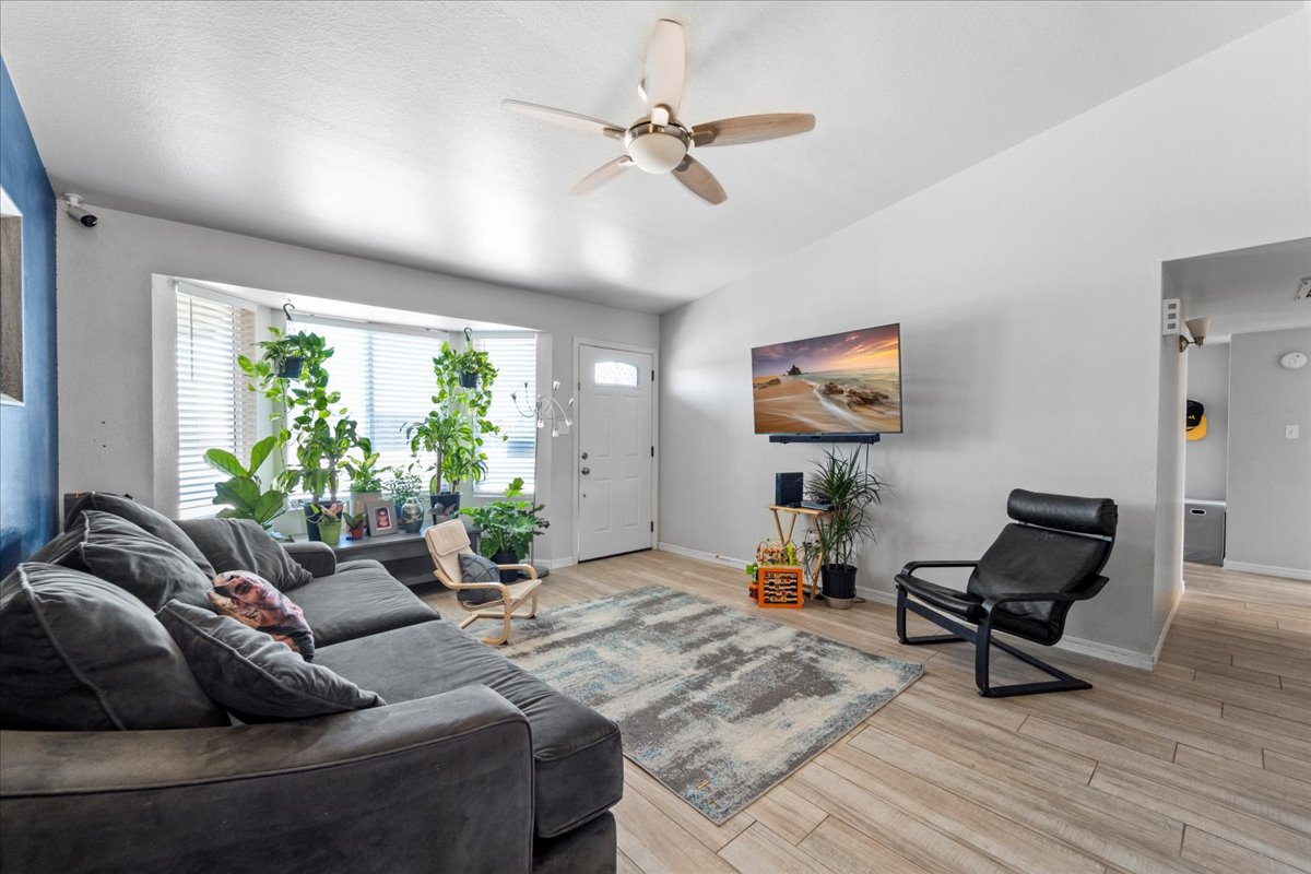 druoster's tweet photo. JUST HIT THE MARKET...  2931 E EDGEWOOD AVE, MESA
NO HOA- Beautifully updated home, close to everything.   Home has newer windows &amp; the kitchen features stainless steel appliances, gorgeous granite counters and newer white cabinets with ample storage. 

https://t.co/agBZbmDaQx https://t.co/MBKo3kV1GQ