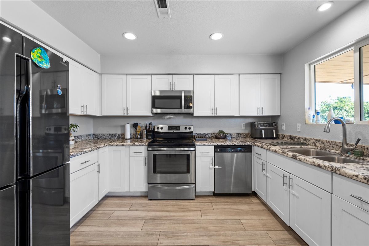 druoster's tweet photo. JUST HIT THE MARKET...  2931 E EDGEWOOD AVE, MESA
NO HOA- Beautifully updated home, close to everything.   Home has newer windows &amp; the kitchen features stainless steel appliances, gorgeous granite counters and newer white cabinets with ample storage. 

https://t.co/agBZbmDaQx https://t.co/MBKo3kV1GQ