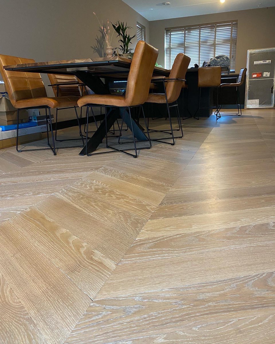 Deze mooie Hongaarse Punt is in Esse Zoom te Nieuwerkerk ad IJssel gelegd. De woning is voorzien van vloerverwarming en koeling. Een meesterwerk van onze parketteur Michel. De vloer ligt op mozaïek en uiteraard hebben wij ook een fidbox geplaatst van FloorProtector