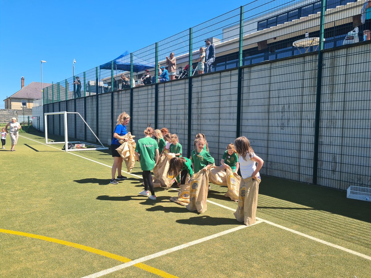 ManorParkSch's tweet photo. What a great day for Sports Day! Plus the joy of having our Parents/Carers back in large numbers which included our Nursery parents and carers joining @MiniAberdeen for their child's session. 💚 https://t.co/pR0ZDPpWxE
