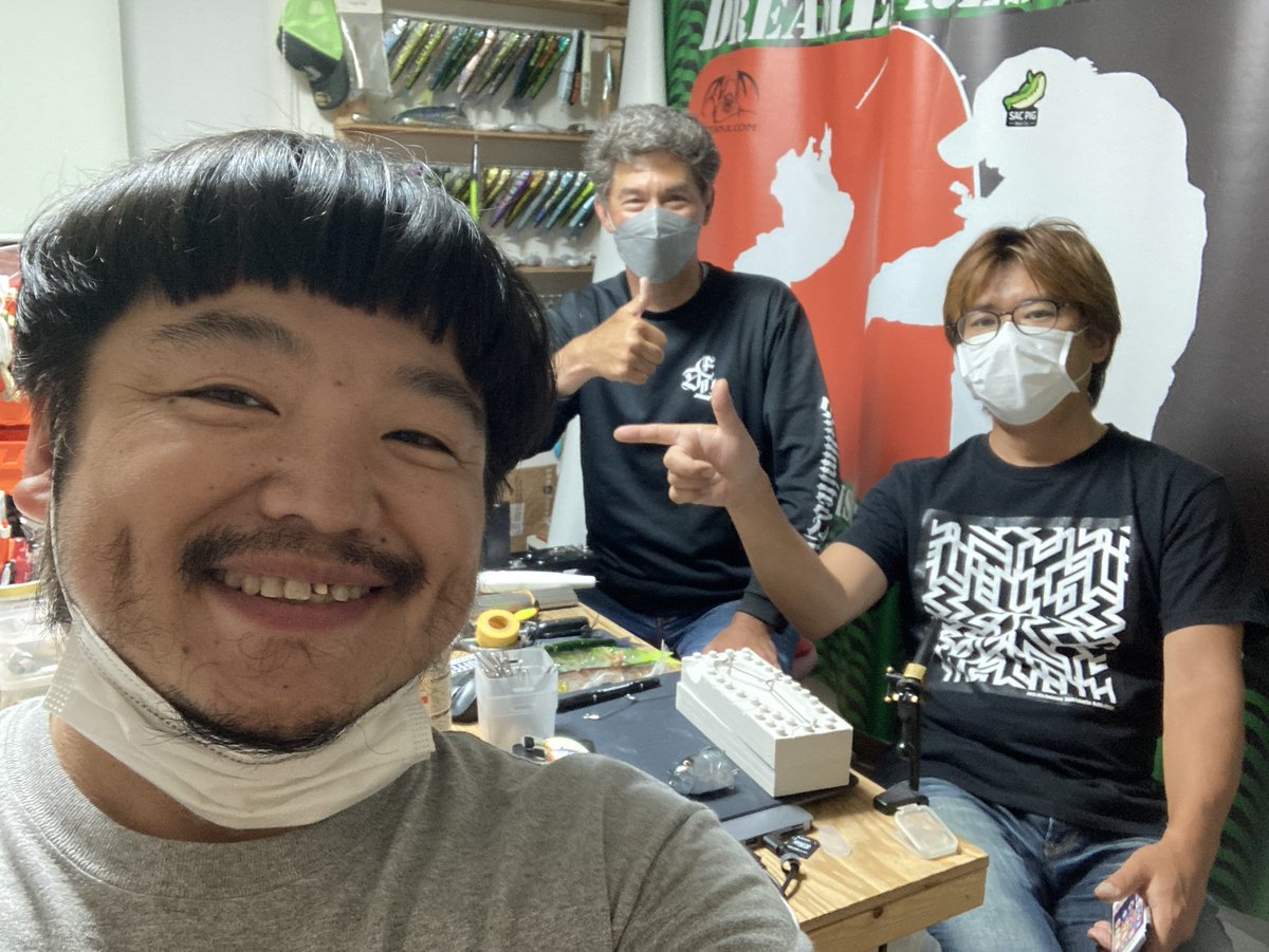 kagochang's tweet photo. 〈ドリームエクスプレスルアーズ勉強会〉
昨日は、京都の庄司さん @jun_shoji の所へルームズの畑中さんと勉強に行って来ました。
めちゃくちゃ楽しく、勉強になりました。
快く仕事場に行かせて頂いた庄司さんに感謝です。
ルアー＆仕事場作りがんばろ〜。

#dreamexpresslures
#rooms
#痴虫 https://t.co/K4GiMRoyuZ