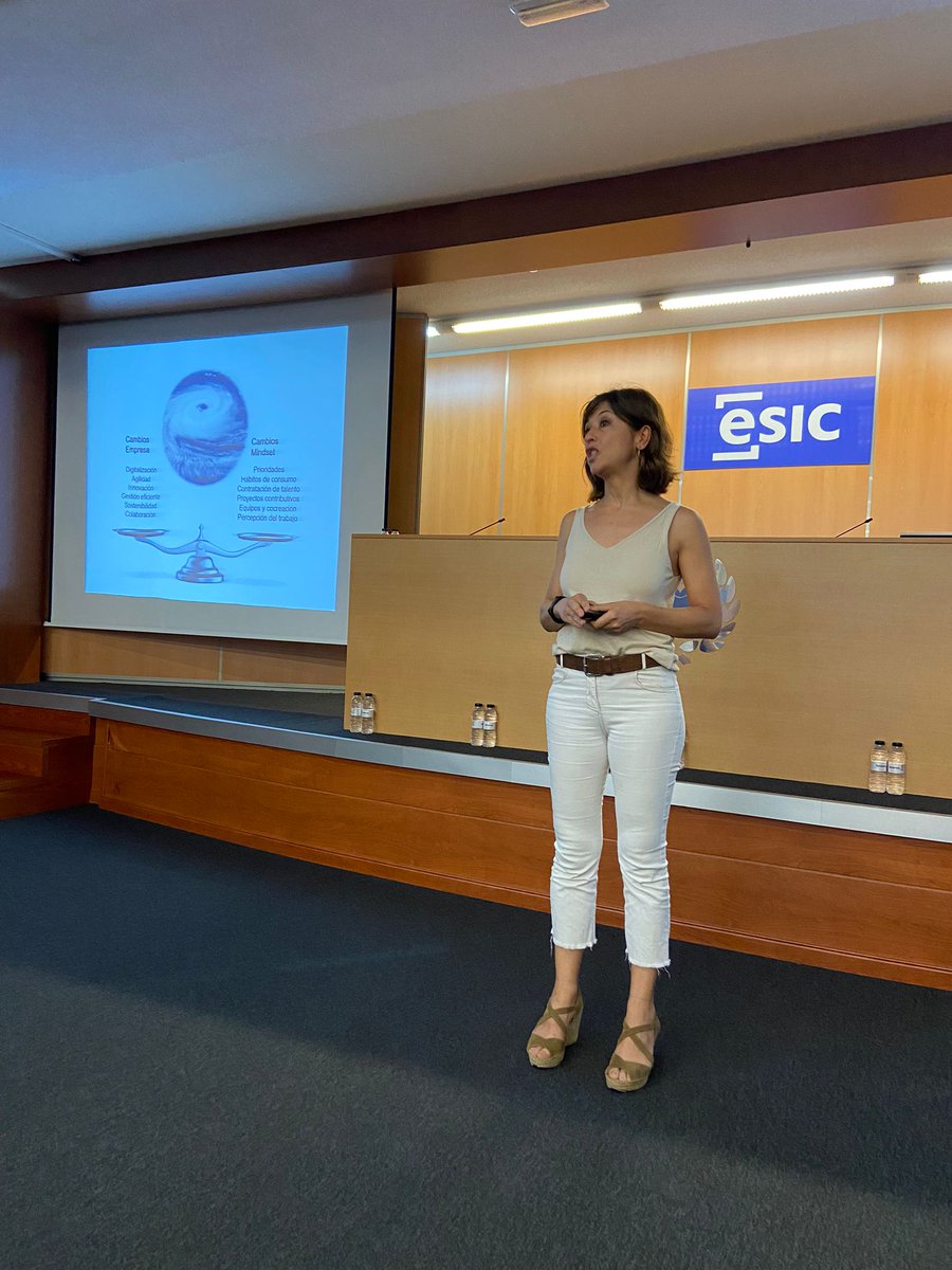 esiczaragoza's tweet photo. Comenzamos el Foro de Liderazgo Contamos con las ponencias de Yolanda Cañizares "Bucear...para surfear la incertidumbre" y de @JHDJuanher "Liderazgo virtuoso: creados para la grandeza".
@ESICEducation #PSLICO #ExecutiveEducation https://t.co/tnY5LxhMdu