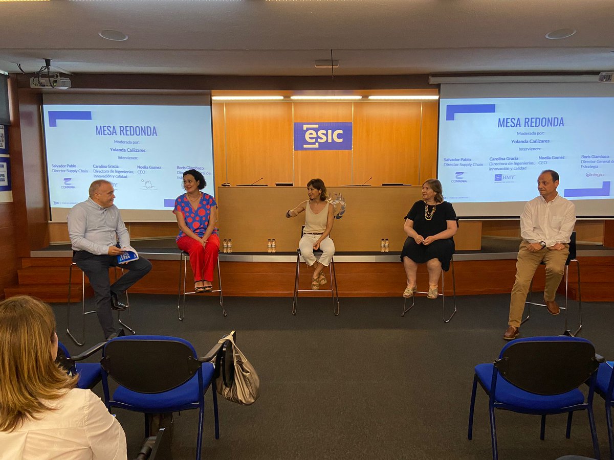 esiczaragoza's tweet photo. Comenzamos el Foro de Liderazgo Contamos con las ponencias de Yolanda Cañizares "Bucear...para surfear la incertidumbre" y de @JHDJuanher "Liderazgo virtuoso: creados para la grandeza".
@ESICEducation #PSLICO #ExecutiveEducation https://t.co/tnY5LxhMdu