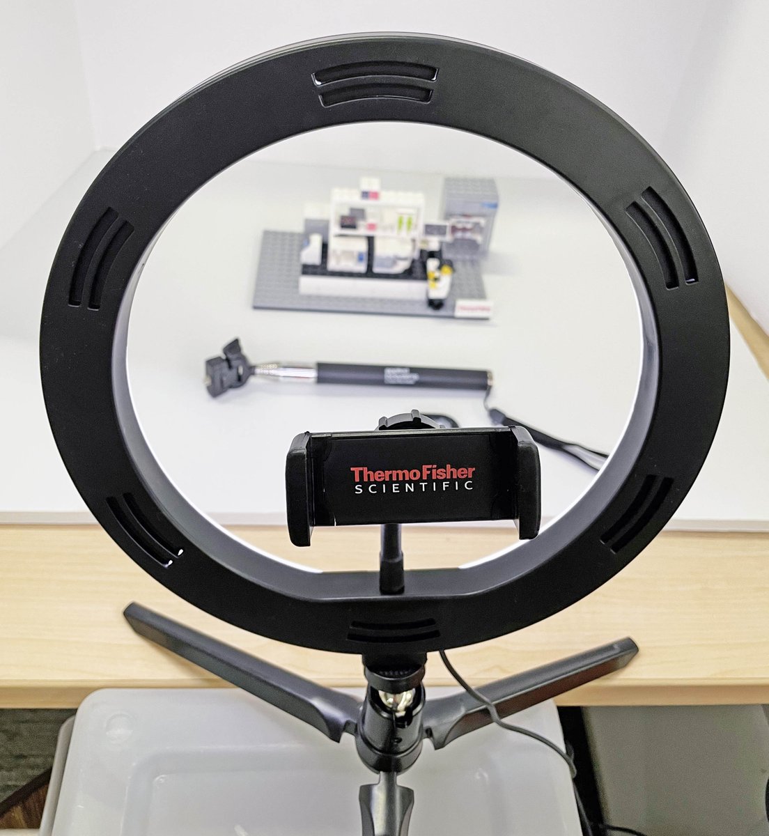 erin_rod_phd's tweet photo. 💡A ThermoFisher Scientific Aspire LED ring light &amp; Applied Biosystems selfie stick with Bluetooth remote took the pictures!💡
#AspireMemberProgram #IAspireTo @ThermoFisher @AspireMembers @AppliedBio https://t.co/jTyJAwOXNP