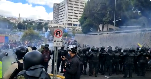 inredh1's tweet photo. 🚨 #URGENTE 🚨
En esta tarde, cuando miles de mujeres indígenas encabezaron una marcha pacífica, 6 mujeres kichwa de Chimborazo fueron retenidas e ingresadas a la @AsambleaEcuador por una agente policial.

¡Responsabilizamos de sus vidas e integridad al Estado ecuatoriano! https://t.co/zfDIWjvdtI