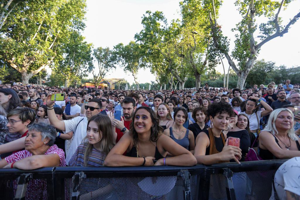 Ayto_Sevilla's tweet photo. 🏳️‍🌈Día de mucho #orgullo en Sevilla para reivindicar la igualdad, la libertad y la diversidad. 🏳️‍🌈Y con una pregonera de excepción: ¡María del Monte! ❤️🧡💛💚💙💜¡Enhorabuena y gracias! Seguimos con música en directo y actuaciones hasta el sábado en la Alameda. #OrgulloSevilla22 https://t.co/7ot2sNEd0u