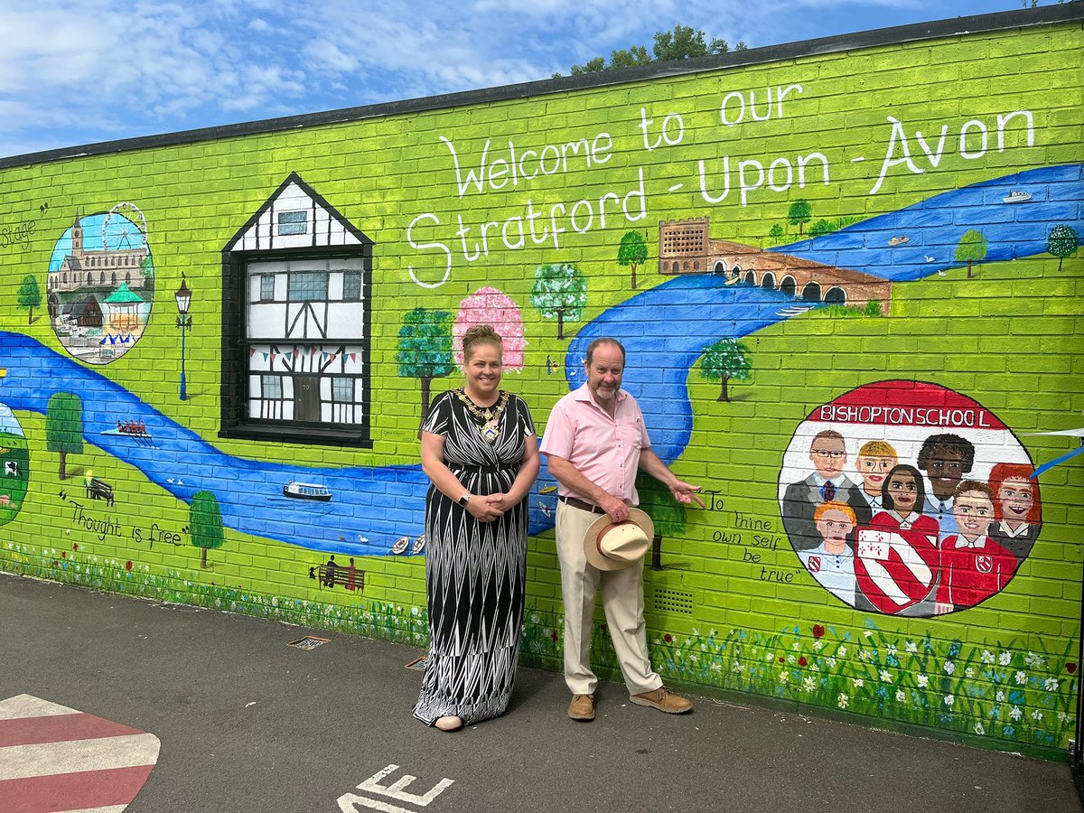 Delightful visit to <a href="/bishoptonprim/">Bishopton Primary School</a> this morning to meet the children and the artist <a href="/GougeonLynne/">Lynne Gougeon</a> of this amazing new mural. Well done to everyone involved in bringing this piece of art to life. 
Lovely to see <a href="/StratfordTC1/">Stratford-upon-Avon Town Council</a> newest Councillor, Roger Harding attending too.
