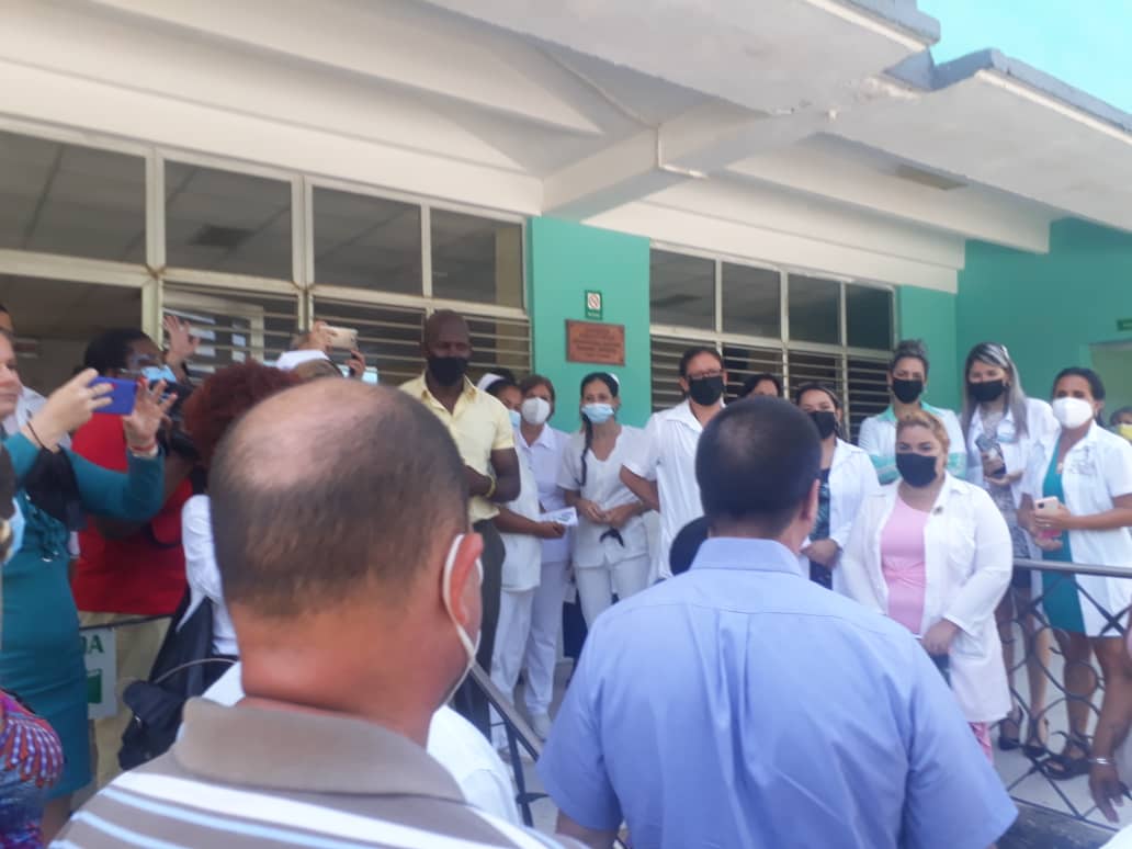 VdamColon's tweet photo. Recorre Ministro de Salud instituciones de salud en Colón e intercambia con la población
#Salud_Colon
#CubaPorLaSalud 
@Salud_Colon 
@DrLazaroSuarezi 
@WongCorrales https://t.co/sKyys1KISO
