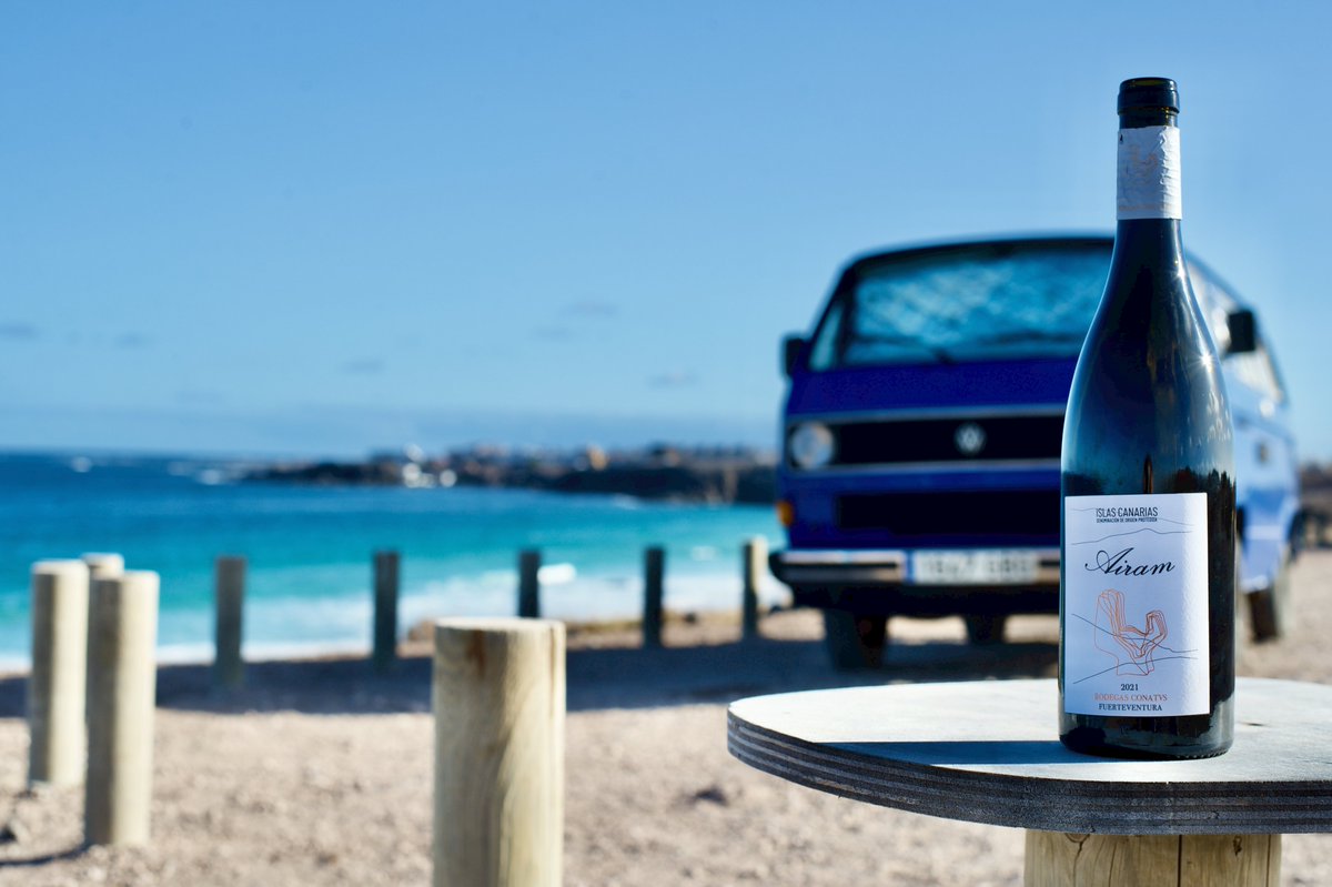 BodegaConatvs's tweet photo. CONATVS AIRAM 2021, el vino para el verano, vino para la playa, vino de mar, de viento, vino para compartir el ambiente de verano, vino de Fuerteventura! https://t.co/71hmPxommZ
