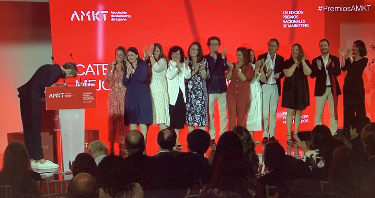 majelopez's tweet image. Esta reverencia de @jaimebisbal a todo su equipo de marketing en @bbva lo dice todo. Emoción a un lado y al otro. Reconocimiento al mejor equipo de marketing 2022 #PremiosAMKT respecto y admiración. @cvillarroya 🥂 Muchísimas felicidades