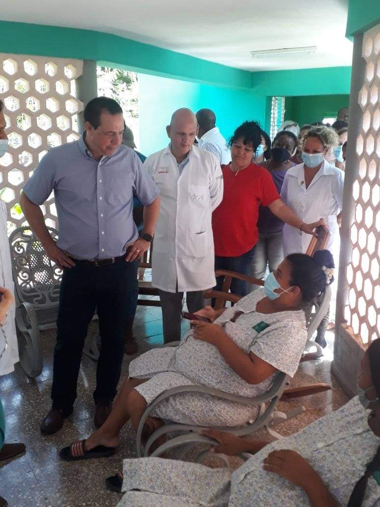 VdamColon's tweet photo. Hogar Materno de Colon continua brindando esmerada atención a embarazadas, hoy con la visita de nuestro Ministro de Salud
#Salud_Colon
#CubaPorLaSalud
#ColonEnVictoria 
@Salud_Colon 
@luiswong04 
@DrLazaroSuarezi https://t.co/qwpW9EM9QK