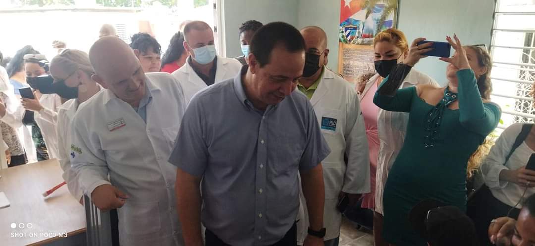 VdamColon's tweet photo. Hogar Materno de Colon continua brindando esmerada atención a embarazadas, hoy con la visita de nuestro Ministro de Salud
#Salud_Colon
#CubaPorLaSalud
#ColonEnVictoria 
@Salud_Colon 
@luiswong04 
@DrLazaroSuarezi https://t.co/qwpW9EM9QK
