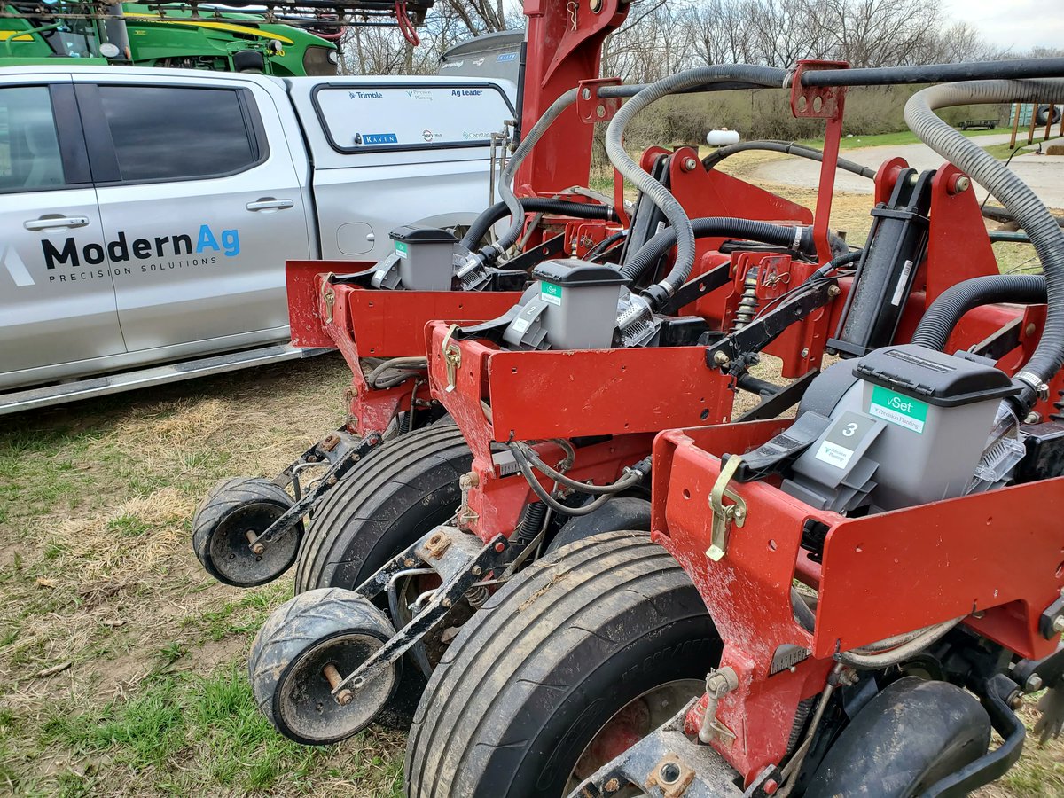 ModernAg_PS's tweet photo. Here's another ModernAg setup from earlier this spring. We updated this Case planter with Precision Planting vSet electric drives and hydraulic downforce. @PrecisionPlant #vset https://t.co/w2RsLIh1Qw