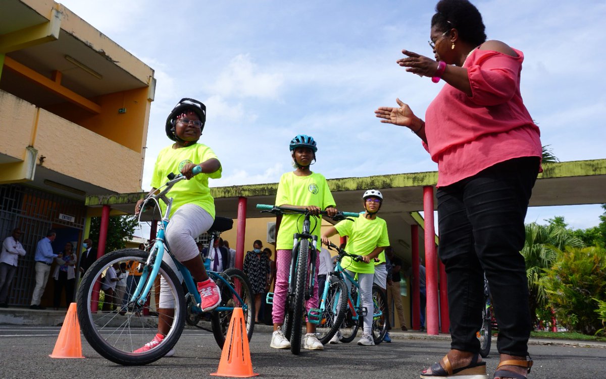 AcGuadeloupe's tweet photo. A cette occasion, les membres du COPIL ont assisté aux ateliers #Savoirpedaler et #Savoircirculer animés par les enseignantes de l'école Joseph Ignace en collaboration avec l'association #MonEcoleDeVelo.
Une façon de découvrir la mobilité à vélo en milieu sécurisé. https://t.co/e4lY9lnIi6
