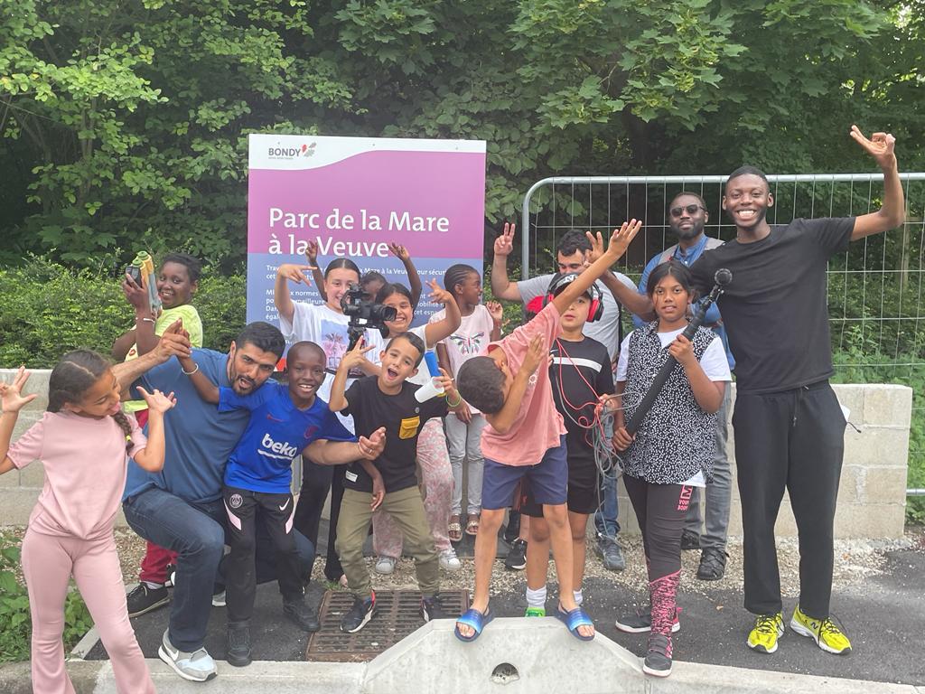 BoelSouleymane1's tweet photo. Atelier Mind-jackid avec l'association bondy fait son film @BondyBlock initiation au métier du cinéma avec Mohamed Ouaddah @BoelSouleymane1
#bondy #seinesaintdenis #Cinema #mindjacking #bondyfaitsonfilm https://t.co/ILk2XPkmNv
