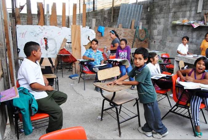 DgoFnerrr's tweet photo. La SEP condena al atraso a niños y jóvenes al acreditarlos de un grado a otro con calificación mínima de seis, advirtió la Federación Nacional de Estudiantes Revolucionarios “Rafael Ramírez” (FNERRR). 
#4TRezagaEducación
@SEP_mx 
@GobiernoMX 
@delfinagomeza 
@lopezobrador_ https://t.co/5JtV3UxVaJ
