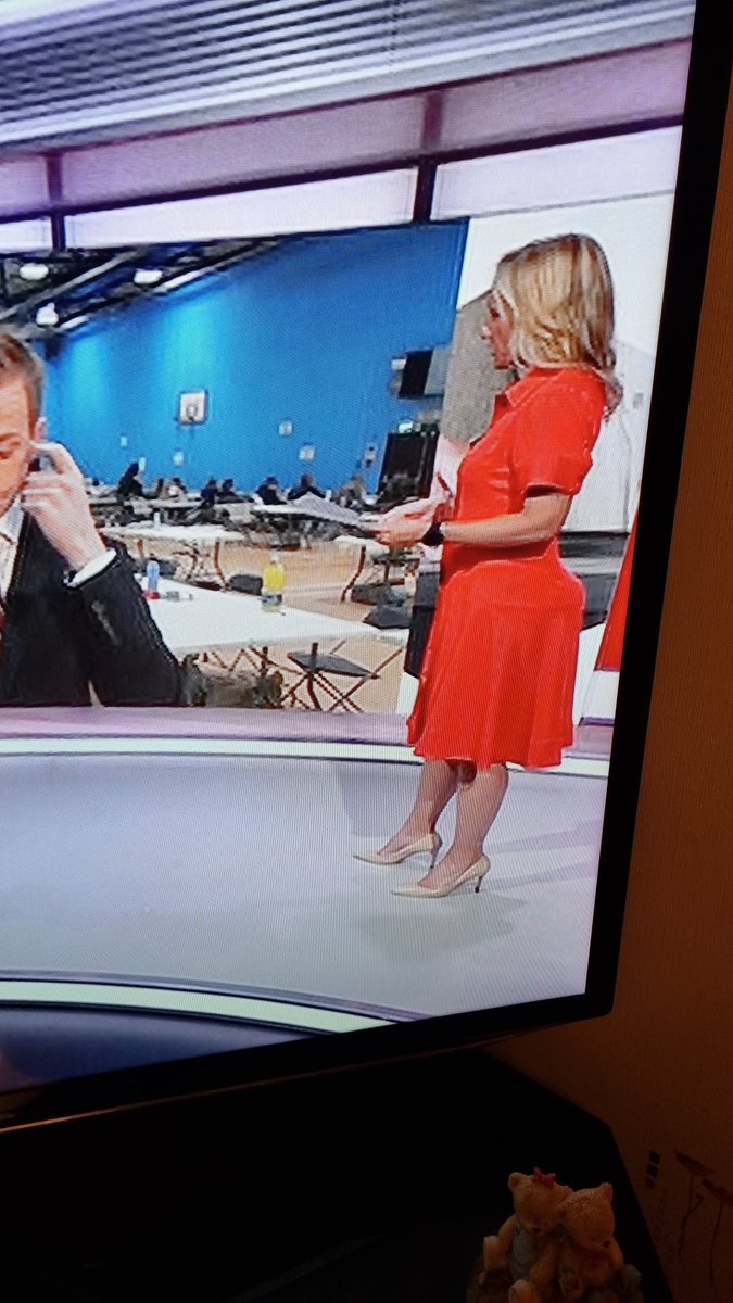 I think the new set on <a href="/BBCNews/">BBC News (UK)</a> is doing strange things to the picture..... what's going on at the back of <a href="/sophieraworth/">sophieraworth</a> dress? #bbcnewscast #bbcnews #sophieisgorgeous #oops