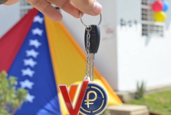 #Hoy el personal de la GMVV estamos de júbilo al entregar la llave 4.100.000 un trabajo en Revolución y Pandemia  #11AñosPorElVivirViviendo <a href="/Minhvi_Oficial/">Hábitat y Vivienda</a> <a href="/IMVillarroel1/">Moisés V</a> <a href="/NicolasMaduro/">Nicolás Maduro</a> #GMVVIndetenibleYVictoriosa