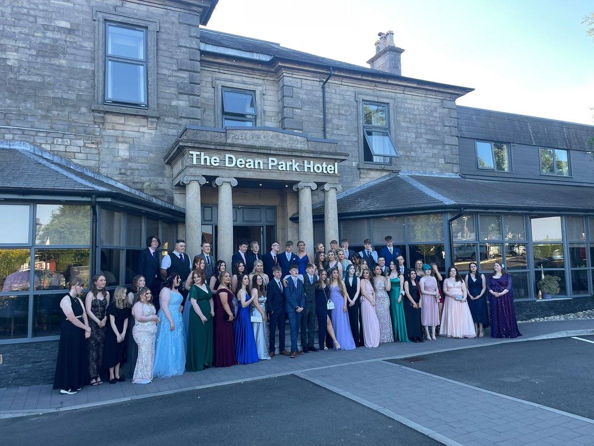 LochgellyHS's tweet photo. Dressed to impress  #DreamTeam #S6Prom #TeamLHS 👗👔 🎉 https://t.co/Asz6z5WUXw