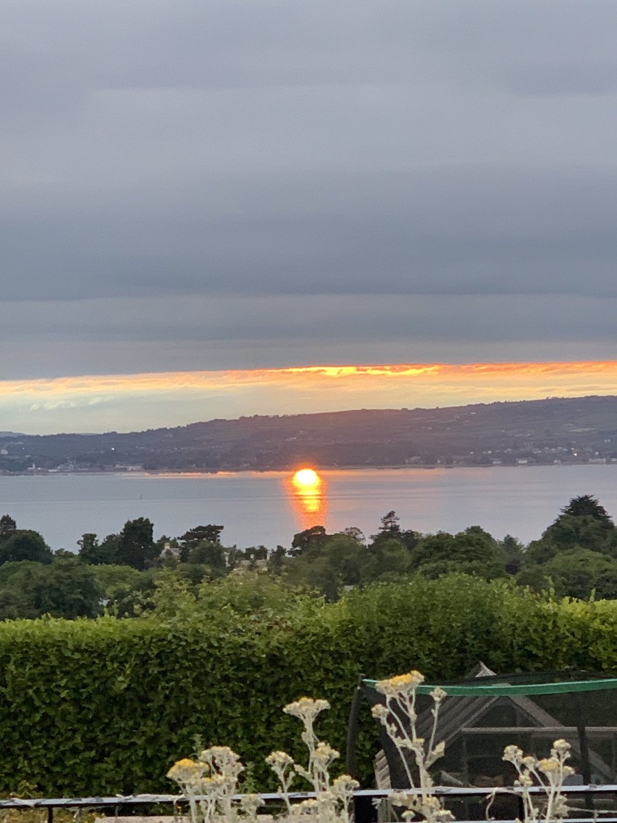 The sun fell into the lough tonight or we’re heading for a gateway to the upside down 😱 #nofilters <a href="/barrabest/">Barra Best</a> <a href="/WeatherCee/">Cecilia Daly</a> <a href="/angie_weather/">angie phillips</a> <a href="/bbcweather/">BBC Weather</a> <a href="/itvweather/">ITV Weather</a> #upsidesun #loveholywood <a href="/NISilver_COM/">NI Silver</a>