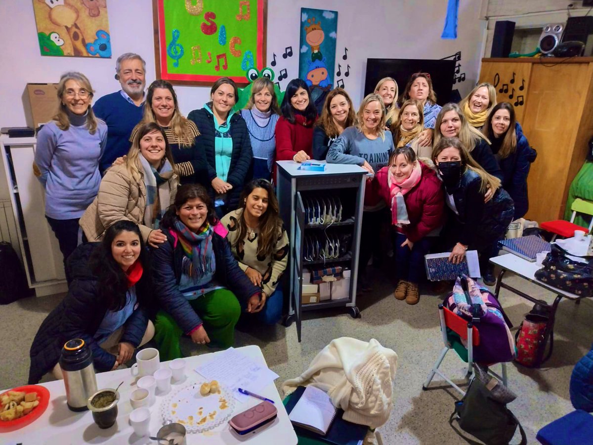 dte_region22's tweet photo. Con los 60 jardines de #BahíaBlanca emprendemos en #NivelInicial un recorrido sobre recursos educativos y #tecnología 
Revisitamos #equipamiento Recuperamos #experiencias
120 docentes y directivos en 6 encuentros
@IvanthistedOK @ClaudioRMartini @ClaudiaBracchi1 @AlbertoSileoni https://t.co/1jhiJxKOsP