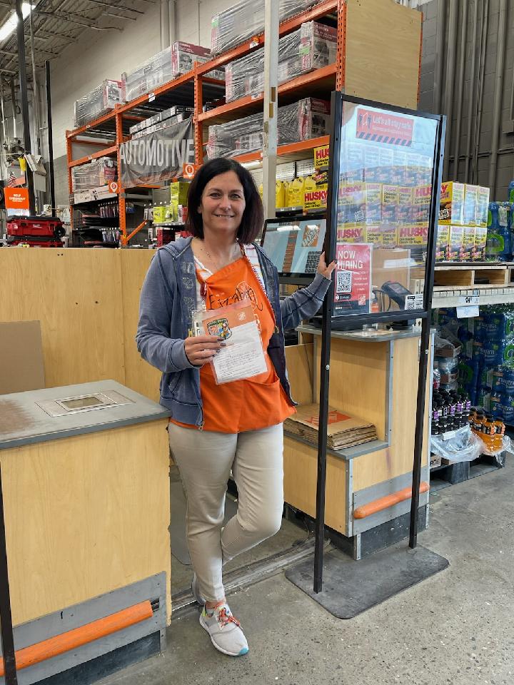 THD_1242's tweet photo. Awarding Head Cashier Liz her very last Homer Award here in 1242 for Creating Shareholder Value. Thank you for your leadership and for driving front end recoveries through "GET". Best of luck in your new store. You will be missed!!!! https://t.co/5gTpnl9OdE