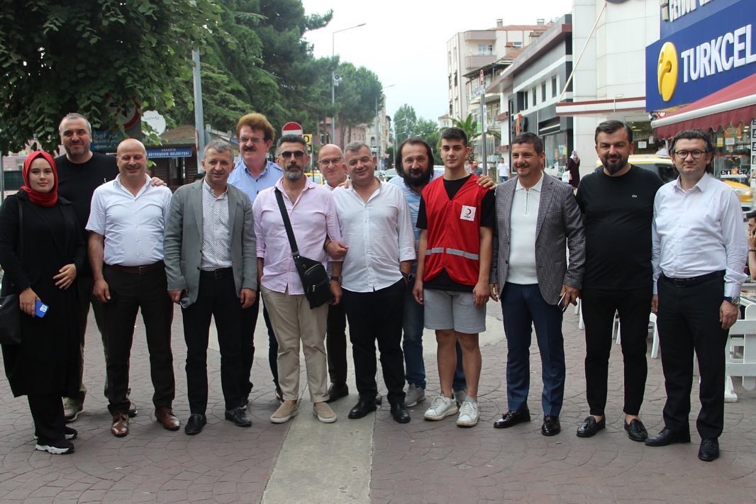 satsoticaret54's tweet photo. Komisyonumuzun tasarladığı FestBurADA etkinliğine inanıp desteklerini bizden esirgemeyen @akgunaltug1 , @ekremyuce ve @ISIKSUMUTLU ‘ya işbirlikleri için @tarihiuzucarsi  ve @cadder54 ‘e ve festivalimize ilgi gösteren vatandaşlarımıza teşekkür ederiz. https://t.co/Mw8BDQrBf3
