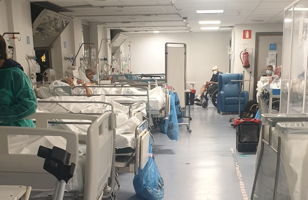 Urgenciaslapaz's tweet photo. 25 pacientes para las 13 camas de la sala 5 de la urgencia de La Paz. Pacientes ancianos en el pasillo. 

Este hospital cerrará a lo largo del verano más del 25% de sus camas.

Mientras tanto,centros de salud colapsados y SUAP cerrados

Responsables: @IdiazAyuso @eruizescudero https://t.co/zwmdAIRTlB