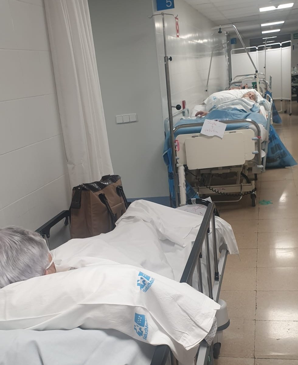 Urgenciaslapaz's tweet photo. 25 pacientes para las 13 camas de la sala 5 de la urgencia de La Paz. Pacientes ancianos en el pasillo. 

Este hospital cerrará a lo largo del verano más del 25% de sus camas.

Mientras tanto,centros de salud colapsados y SUAP cerrados

Responsables: @IdiazAyuso @eruizescudero https://t.co/zwmdAIRTlB