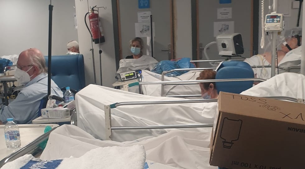 Urgenciaslapaz's tweet photo. 25 pacientes para las 13 camas de la sala 5 de la urgencia de La Paz. Pacientes ancianos en el pasillo. 

Este hospital cerrará a lo largo del verano más del 25% de sus camas.

Mientras tanto,centros de salud colapsados y SUAP cerrados

Responsables: @IdiazAyuso @eruizescudero https://t.co/zwmdAIRTlB