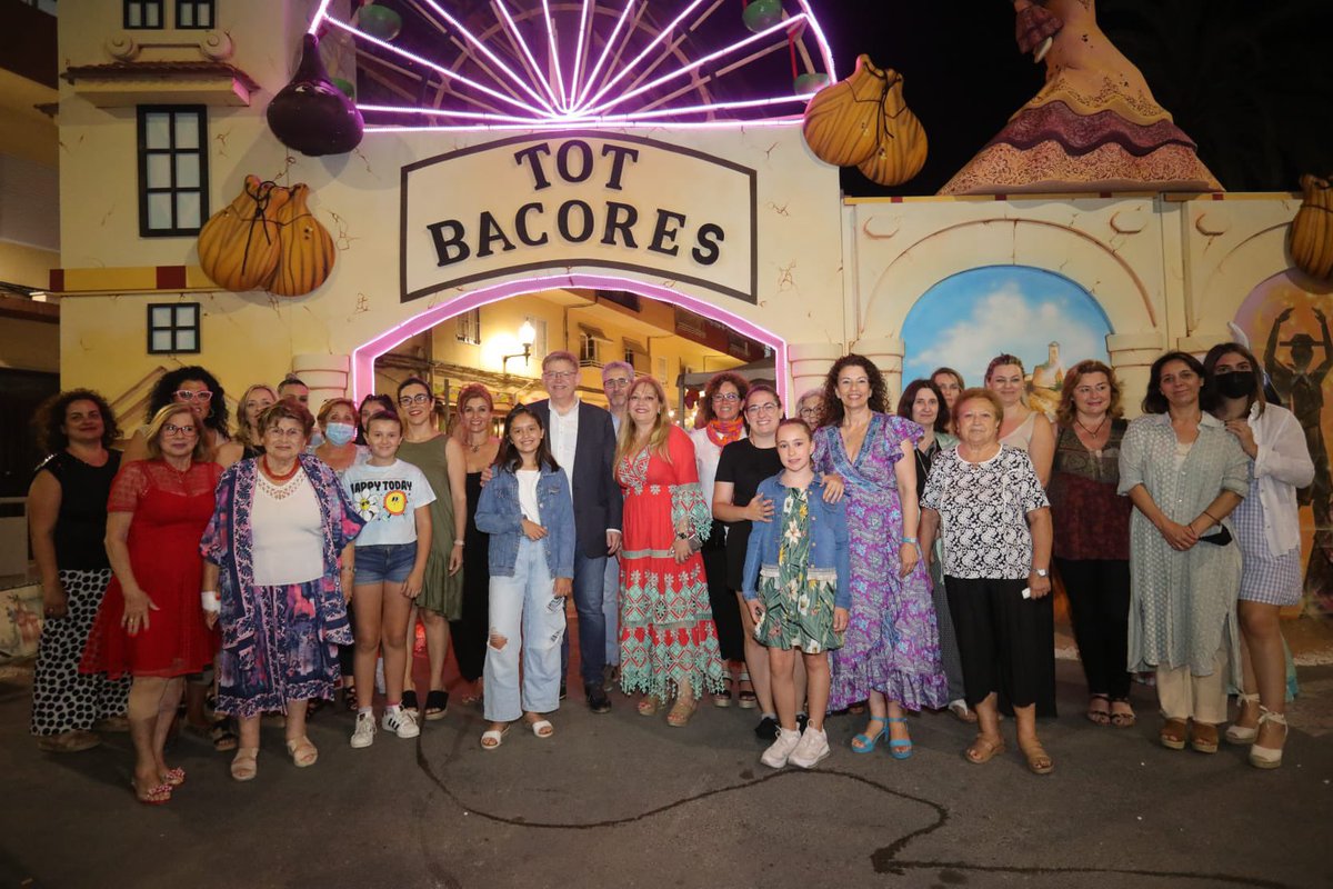 GVAhisenda's tweet photo. 📸 El conseller de Hacienda @ArcadiSD visita la hoguera infantil ganadora de #Hogueras2022 @Foguerer y el premio a la crítica de @informacion_es #SagradaFamilia. 

También ha visitado la barraca #TotBacores, la única de la ciudad gestionada únicamente por mujeres https://t.co/YKTdSgPxmp