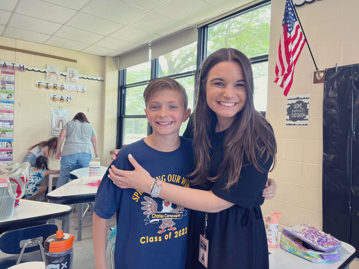 MissKRochford's tweet photo. Some of my very first, FIRSTS!✨💙💛 So much fun signing your yearbooks today and giving you one last send off✨🌻 #Rochstars #firstgradecrew #WeAreBethpage https://t.co/BVj5G0nj40