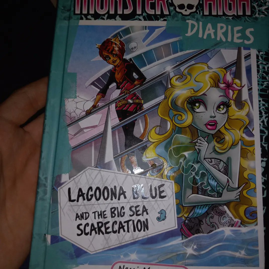 Mr_roach0's tweet photo. I got this book a couple days ago I'm already at chapter 5 the best book ever @MonsterHigh #monsterhighbook #BookLover #booktwt #book #fypシ #FYP #FYP #MonsterHigh #lagoonabule https://t.co/Pf82e58exZ