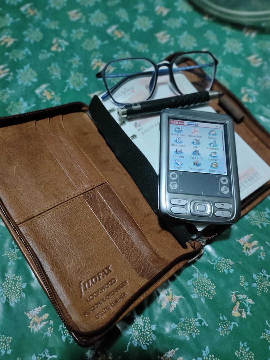 RicconLeonardo's tweet photo. Old school is definitely cool! 😎

#FilofaxPlanner
#PalmOnePDA https://t.co/EHFZcUv4DI