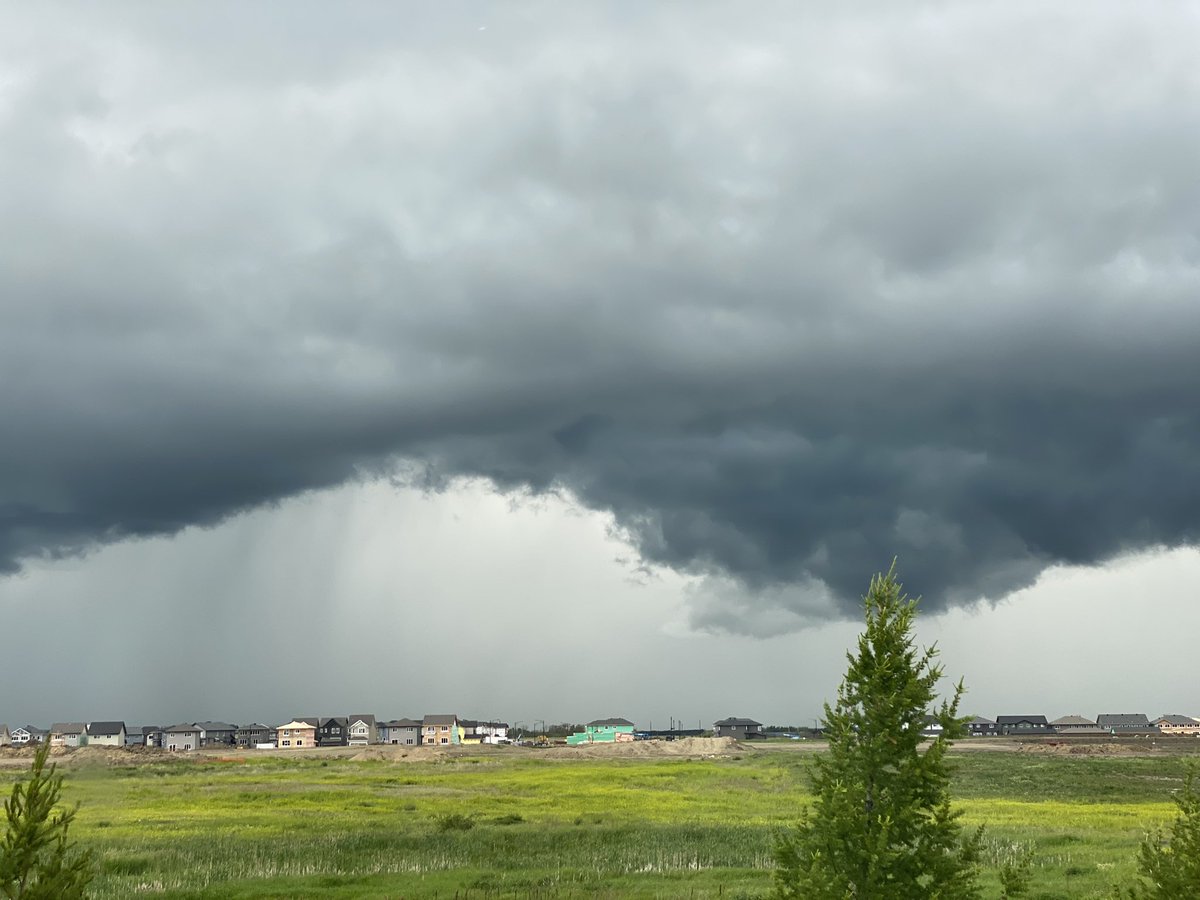 Capshner's tweet image. Scary clouds in yeg northside! #abstorm