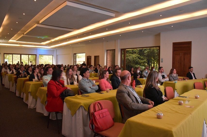 CCManizales's tweet photo. 🔊Iniciamos la clausura de la cuarta cohorte del programa Empresas en Trayectoria MEGA con la participación de 41 empresas vinculadas que se sumaron al reto de transformar su estrategia empresarial y corporativa de la mano de grandes líderes. 🔝🔝

#CámaraManizales https://t.co/9dIpmw6NLo