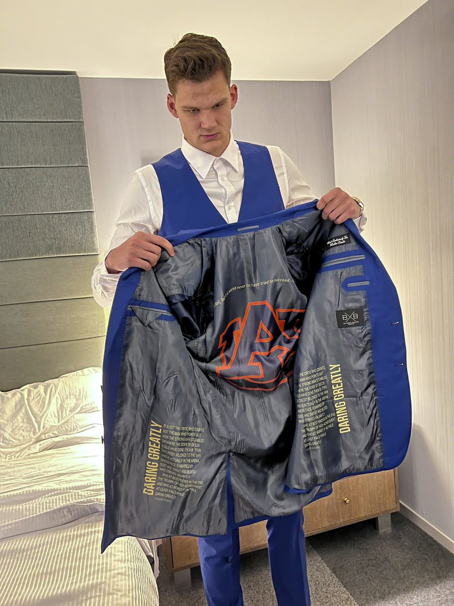 Walker Kessler shows off his Auburn inspired Draft threads 👔

The 2022 #NBADraft presented by State Farm is TONIGHT at 8:00pm/et on ABC and ESPN.