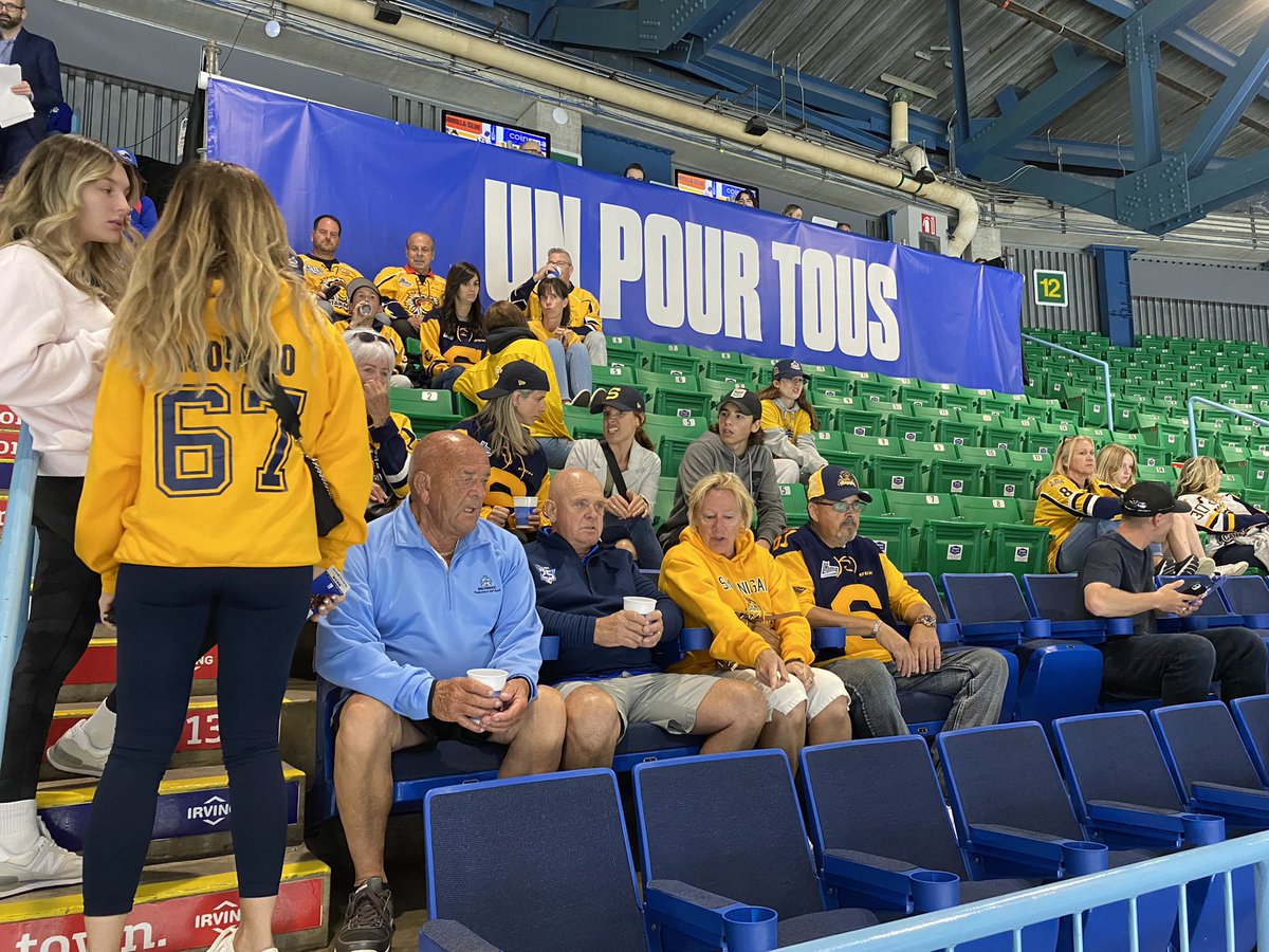 claudeboucher6's tweet photo. De plus en plus nombreux, les partisans des @Cataractes_Shaw a St-John! Ce soir les Cats affrontent @BulldogsOHL , à 17h45 au #fm1069 #CoupeMemorial https://t.co/pzENax6LZ1