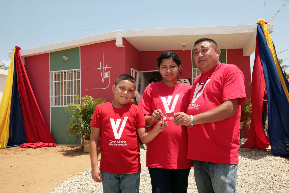 Con Amor todo se puede #11AñosPorElVivirViviendo de la GMVV, cumpliendo con el HITO 4.100.000 <a href="/NicolasMaduro/">Nicolás Maduro</a> <a href="/Minhvi_Oficial/">Hábitat y Vivienda</a> <a href="/IMVillarroel1/">Moisés V</a> #GMVVIndetenibleYVictoriosa