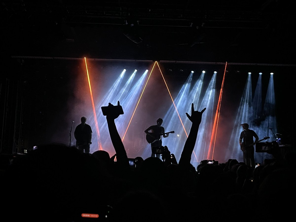FL0RALHEMM0's tweet photo. #5sosdenver https://t.co/wcKVrhtEYM